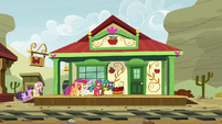 CMCs, Biscuit, and Spur at the train station S9E22