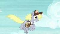Derpy the mailmare flying in the sky S8E25