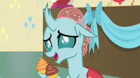 Ocellus giving Yona a compliment S8E12