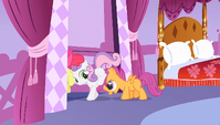 Scootaloo pushing her friends S1E23