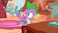 Spike holding up a horshoe S01E24