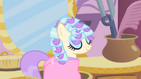 Frou Frou getting her mane done S1E18