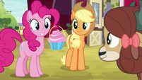 Pinkie holding her Fetlock Pete lucky pot S9E7