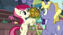 Rose selling flowers to Ponet S7E19