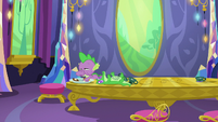 Spike stuffing cookies into his mouth S6E22