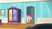 Cutie Mark Crusaders in the door frame S4E24