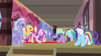 Twilight and friends bowing down S4E11