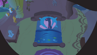 Twilight buries face in pillow S1E09