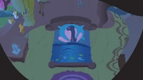 Twilight buries face in pillow S1E09