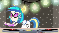 DJ Pon-3 bailando