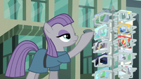 Maud shows Boulder a postcard S6E3