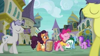 Pinkie Pie starts sign spinning S6E12