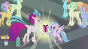 Queen Novo giving present to Silverstream S8E16