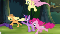Twilight's friends gallop ahead of her S4E04