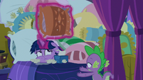 Twilight covers herself with pillows again S8E2