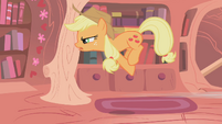 Applejack dodging pillows S01E08