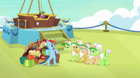 Rainbow offers to carry the grannies' bags S8E5