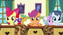 Scootaloo excited in the front center S9E12