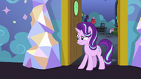 Starlight weirded out by Spike's behavior S7E1