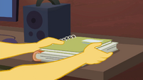 Sunset Shimmer grabs her school books SS6