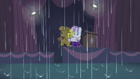 Sweetie Belle in the rain S4E19