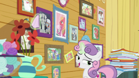 Sweetie Belle polishes Chipcutter's picture S7E6