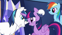 Twilight and Shining Armor's loving greeting S5E19