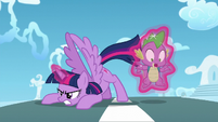 Twilight lands; Spike gets levitated S5E26