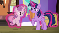 Twilight picks up Sweetie Belle with her magic S8E6