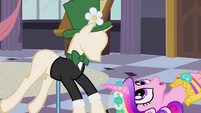 Chrysalis as Cadance looking at mannequin S2E26