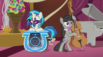 DJ Pon-3 and Octavia arrive at the wedding S5E9