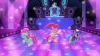 Ponies dancing to DJ Pon-3's music S6E9