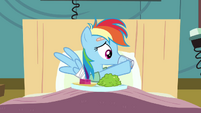 Rainbow Dash puxando o copo T2E16