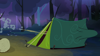 Scootaloo enters tent S3E06