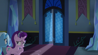 Starlight and Trixie approach the throne room door S6E25