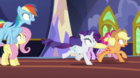 Main ponies hypnotized and running off S6E21