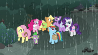 Mane Seven sheltering from the rain S8E25