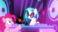 Pinkie Pie gives record to DJ Pon-3 S6E9