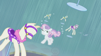 Sweetie Belle surrounded by pony mannequins S4E19