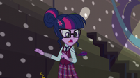 Twilight's amulet floats in Pinkie's direction EG3