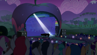 Audience cheers as Coloratura performs S5E24