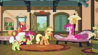 Pinkie Pie talking with Apple family S4E09