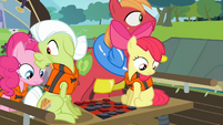 The Apples and Pinkie looking for the map S4E09