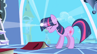 Twilight Sparkle using her magic S01E01