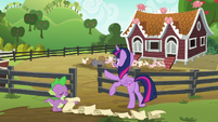 Twilight opens the pigpen gate S6E10