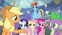 Applejack gesturing to the others S9E25