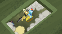 Rainbow and Daring escaping the fortress S4E04
