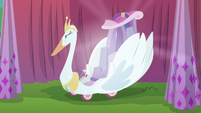 Rarity and Sweetie Belle's swan cart S6E14