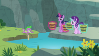 Spike gives Twilight and Starlight a thumbs-up S7E5
