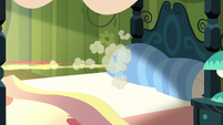 Apple Bloom leaves the bed fast S5E04